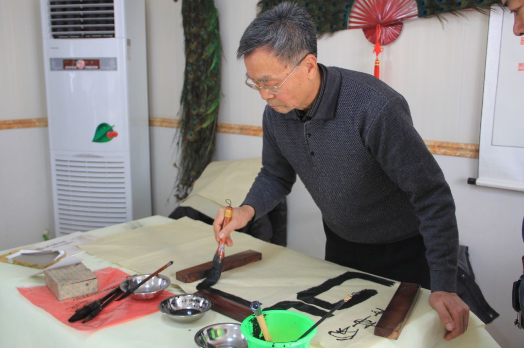 点击图片查看大图↑墨香此次书法交流活动的开展,不仅为书画爱好者