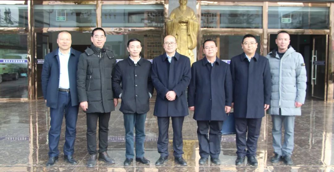 甘肃银行陇南分行副行长唐建辉一行深入陇南育才学校观摩调研