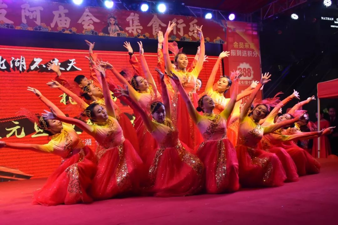 同时也启动了 除了演出 在现场的民俗糖画,书法,剪影表演