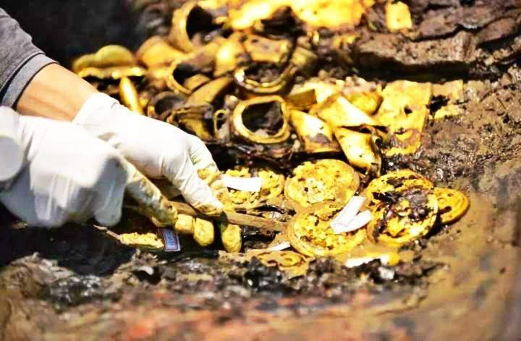 古墓下面还有古墓古墓内黄金遍地专家赶紧挖里面有把黄金剑