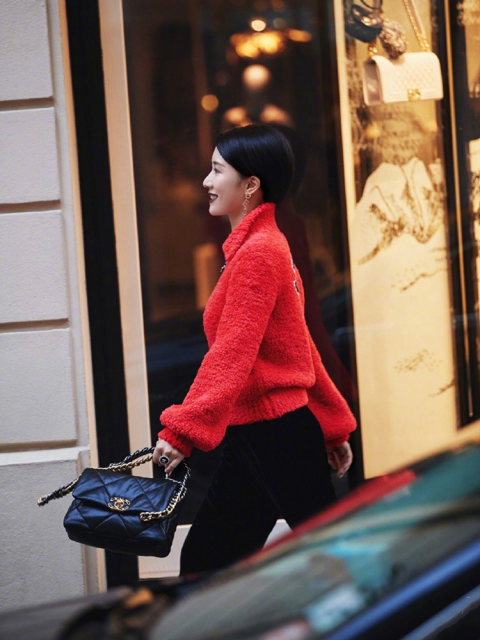 李念身材太可了裤子都穿出包臀裙效果身材好不允许低调