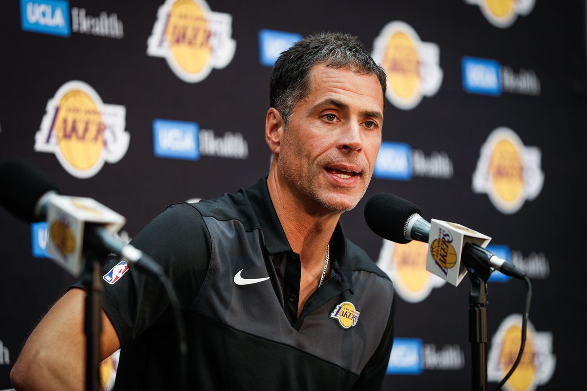 原创2分,正负值-19!湖人离队第一人现身,现场球迷给佩林卡施压