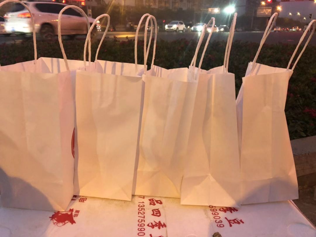 前往送早餐的地点土包子早餐店将100份早餐打包准备好小资妹儿和爱心