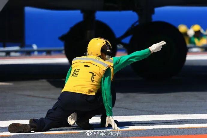 也叫"起飞style" 是航母上起飞指挥员 在放飞舰载战斗机过程中的手势