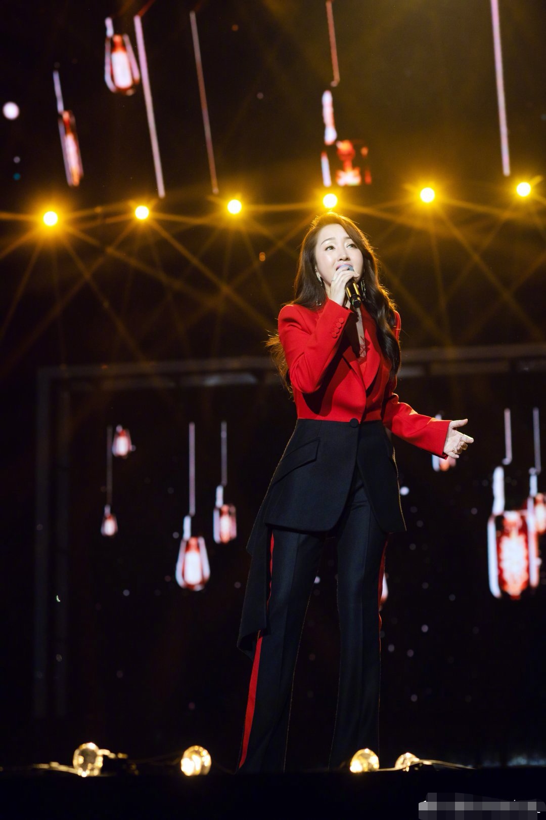 甜歌天后杨钰莹气质太好金色礼裙秀小蛮腰48岁美得不像话