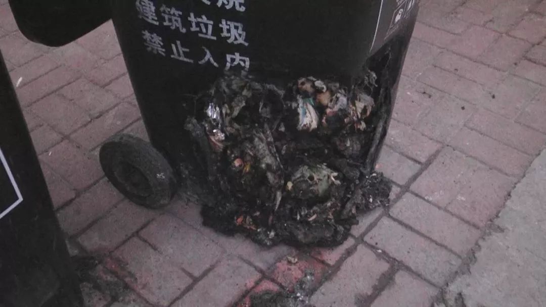 践行社会主义核心价值观点赞小区垃圾桶蹿出火苗父子俩该出手时就出手