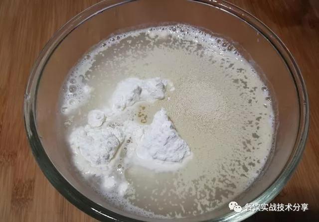 2,将面粉和酵母水搅拌成稀泥状盖上保鲜膜放在温暖处发酵至两倍大