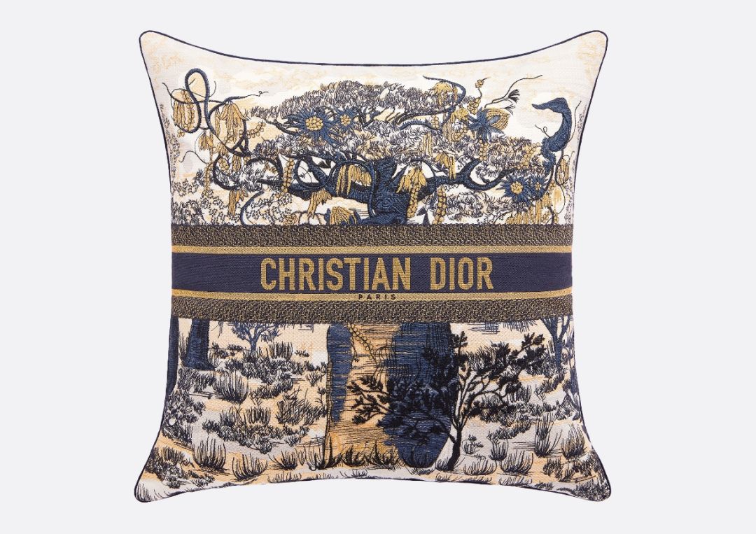 今年圣诞节期间,dior还推出xmas系列的家居用品,包括碗碟,玻璃杯,蜡烛