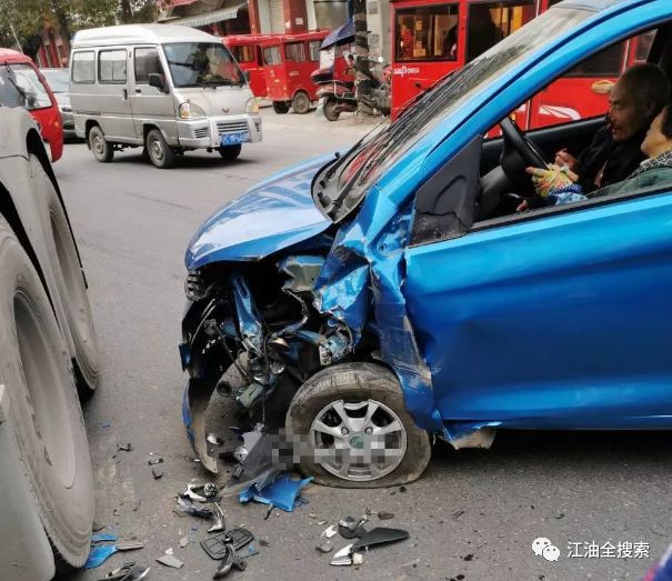 江油厚坝老年代步车交通事故安全性再遭质疑