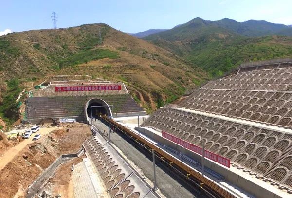 揭秘京张高铁三条极难隧道条条都是硬骨头