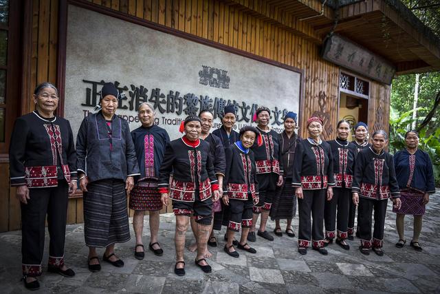 东汉时,杨孚在《异物志》中说"儋耳,南方夷,生则镂其颊皮,连耳匡,分