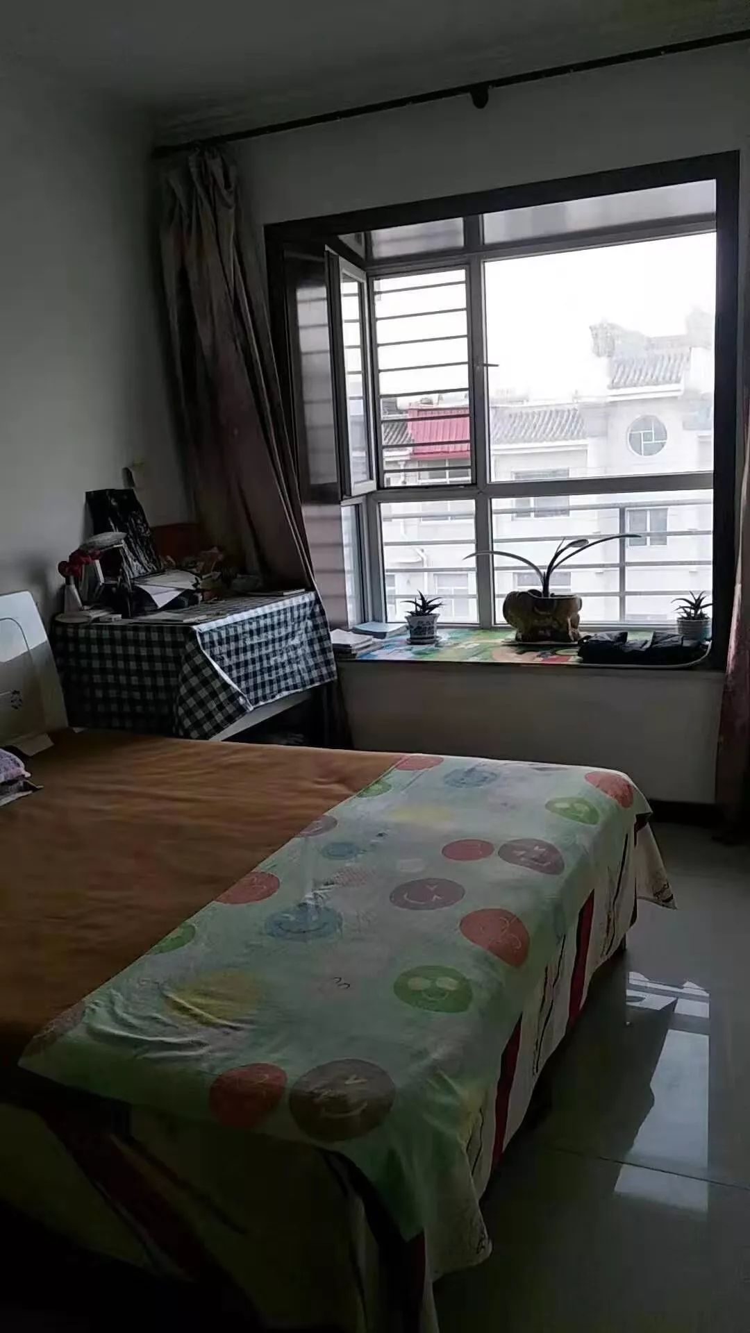 出售富达山庄住房一套,108平,三室两厅一卫,带部分家具家电,带18平