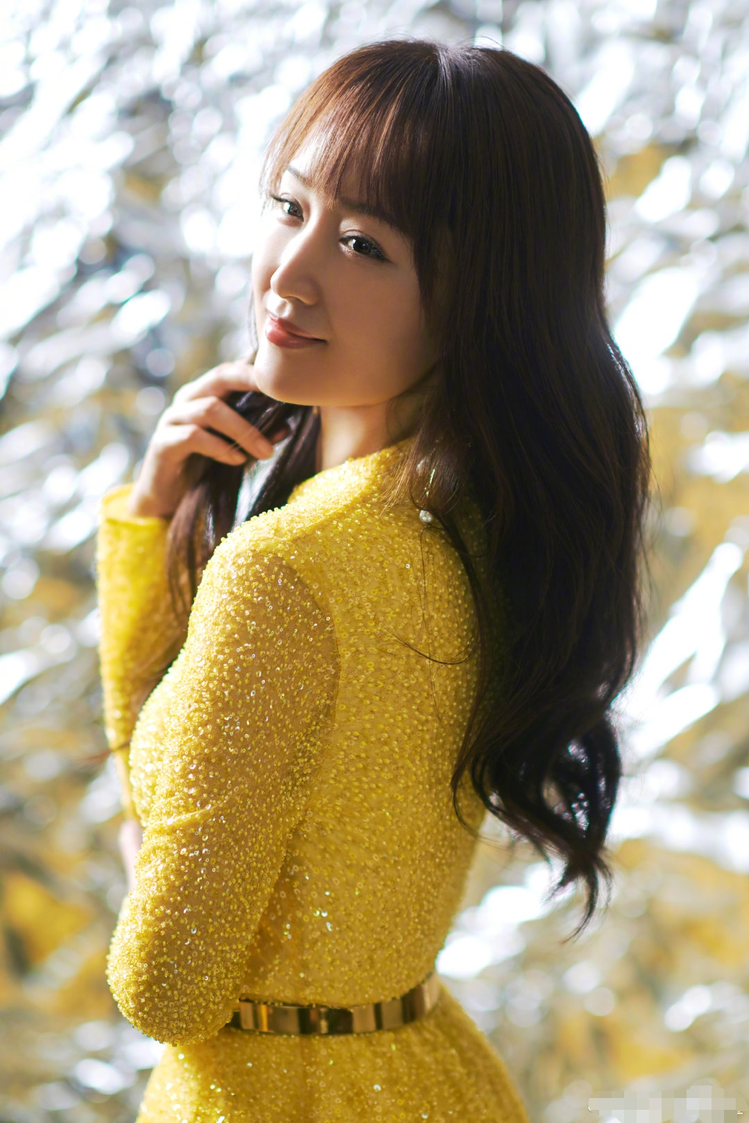 甜歌天后杨钰莹气质太好金色礼裙秀小蛮腰48岁美得不像话