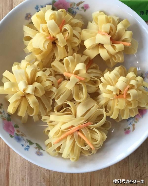 原创春节宴客,这道凉菜花开富贵少不了,清脆爽口解油腻,简单易上手