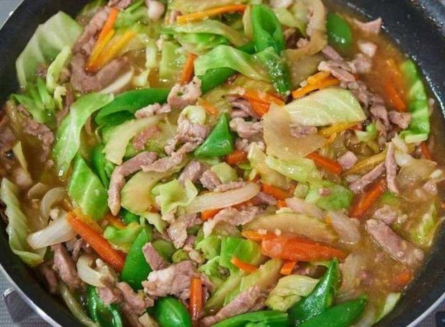 炒杂碎,其实就是由动物内脏,碎肉混合各种蔬菜加酱油爆炒而成,原本是