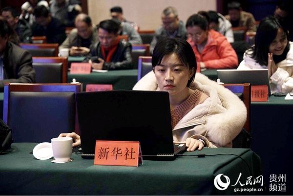 新闻发言人黔南州人大常委会秘书长罗必刚,州政协机关党组书记蔡秀娟