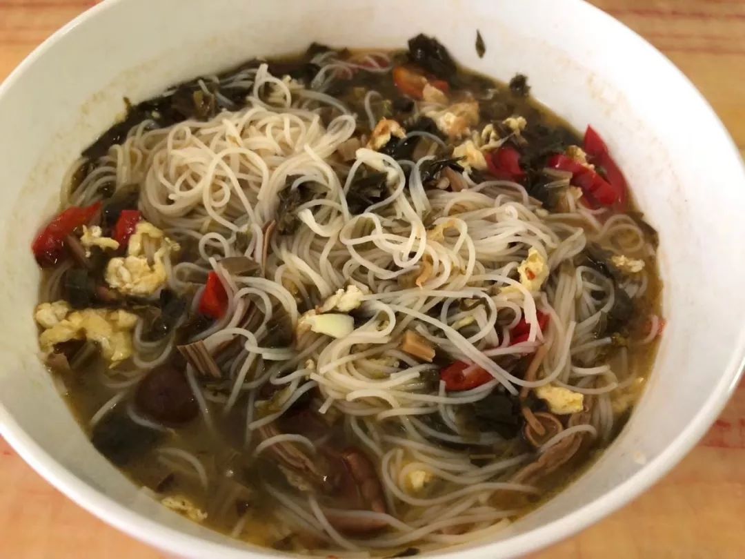 虽然糟菜其貌不扬难以被视作什么高档食材但无论是下饭还是做汤味道都