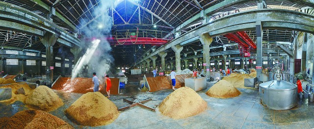 在"中国酒都"探访国美酒厂