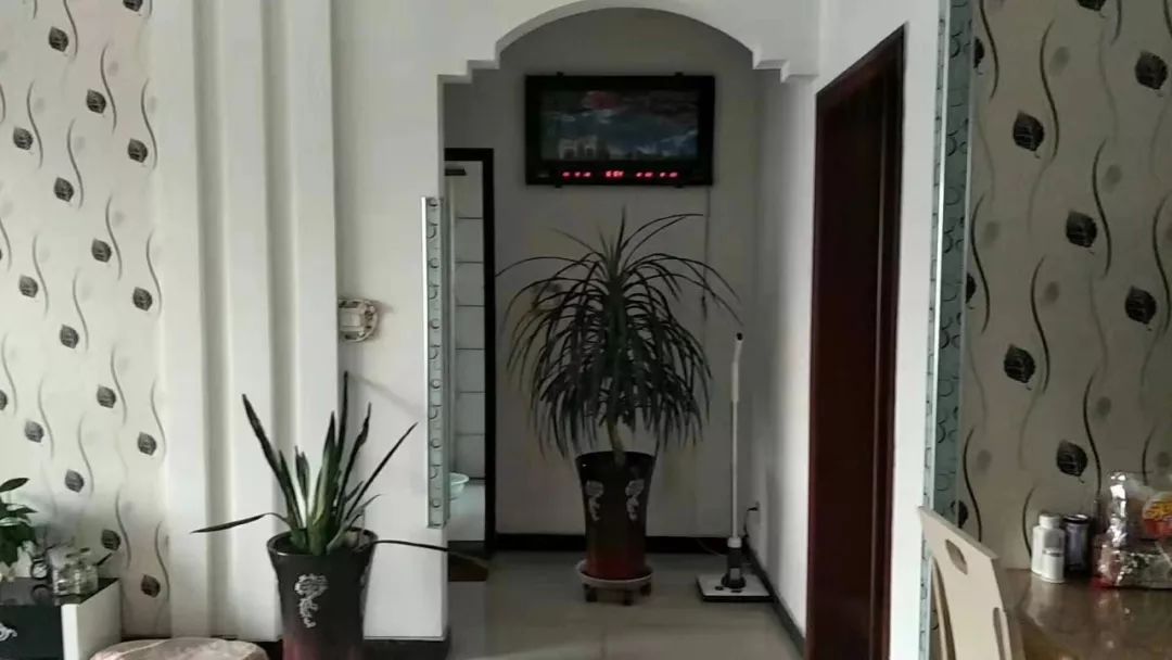 出售富达山庄住房一套,108平,三室两厅一卫,带部分家具家电,带18平