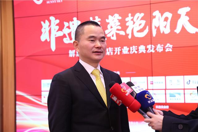 外地朋友来武汉请他到艳阳天金标店去吃饭