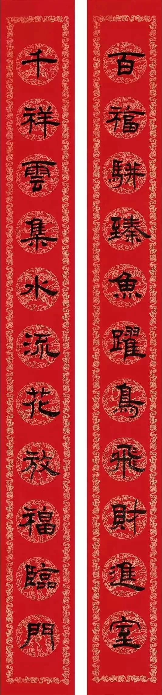 隶书春联《过年写春联》八字春联一纪开端共迎金鼠,三春肇始同举玉杯