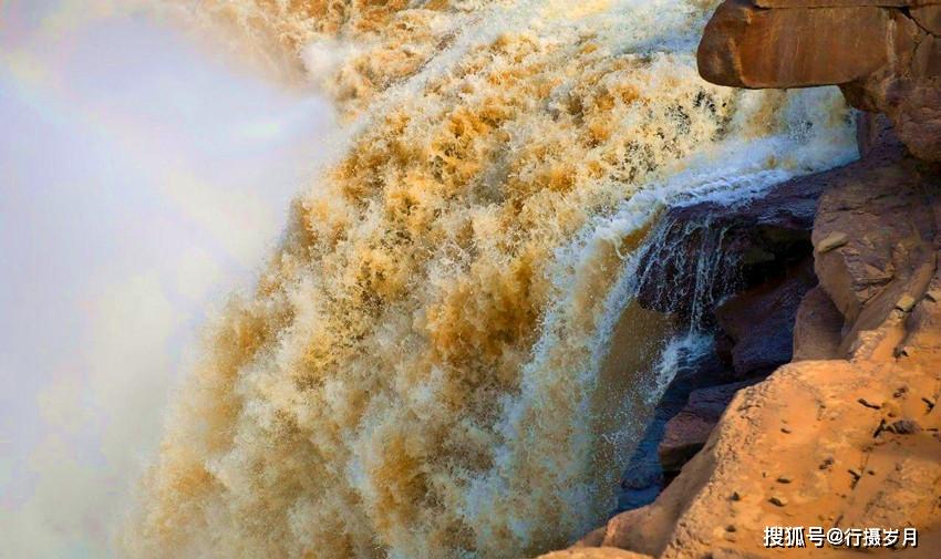 黄河大合唱就是在这片巨浪震天的怒吼中产生了创作的灵感