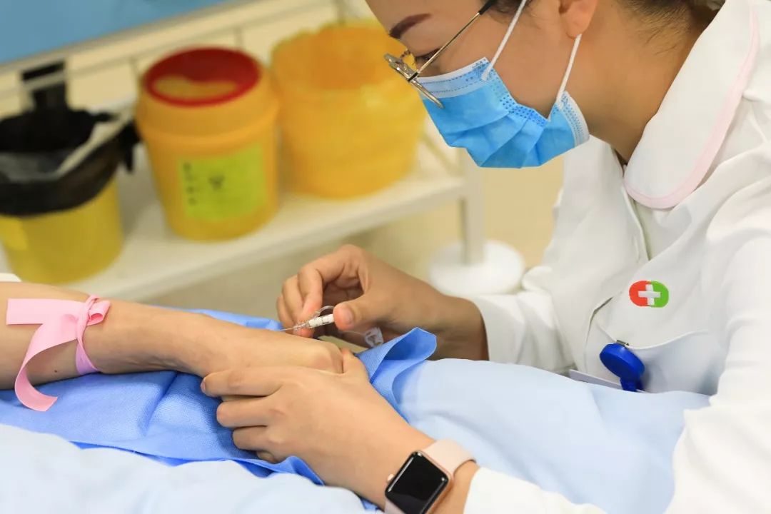 我为院长扎针阳光融和医院护士实战中展示绝活