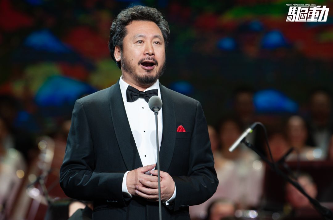 著名男中音袁晨野演唱的《水调歌头·明月几时有》尽管有多个版本