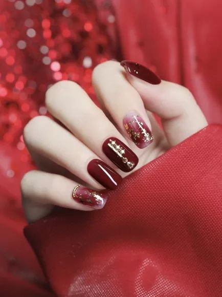 波纹的美甲,如果是十个指头有点俗气了,搭配好红色之后反而更好看了