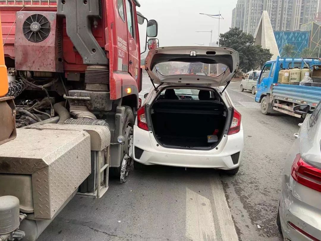 大货车盲区有多恐怖?亲测一剐就得叫拖车!| 一组动图_事故