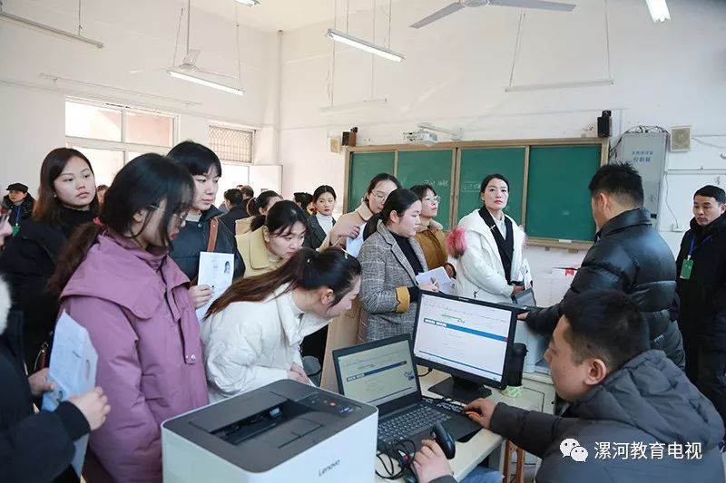 面试现场省教育厅教师资格中心副主任詹绍玲,市委教育工委副书记,市