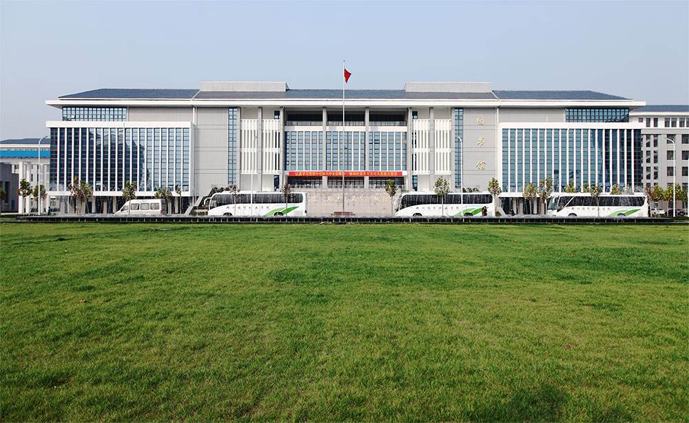 学校主校区位于郑州市天河路36号.