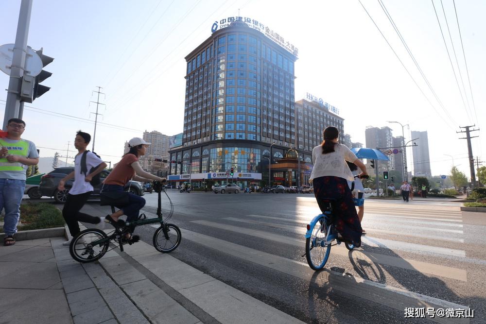 金山国际酒店十字路口,早上上班的人们