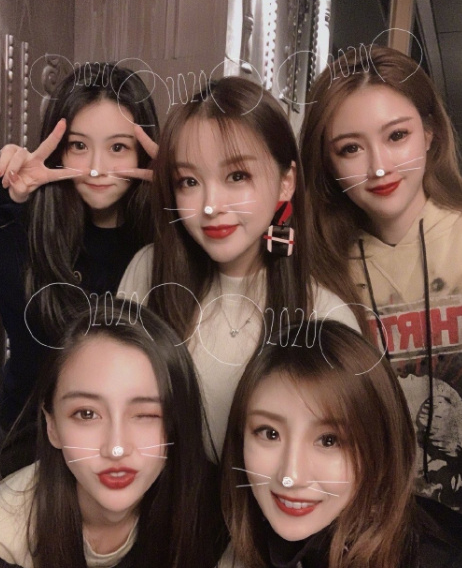 原创baby晒出与闺蜜合照网红滤镜下全是一个脸型网友脸盲了