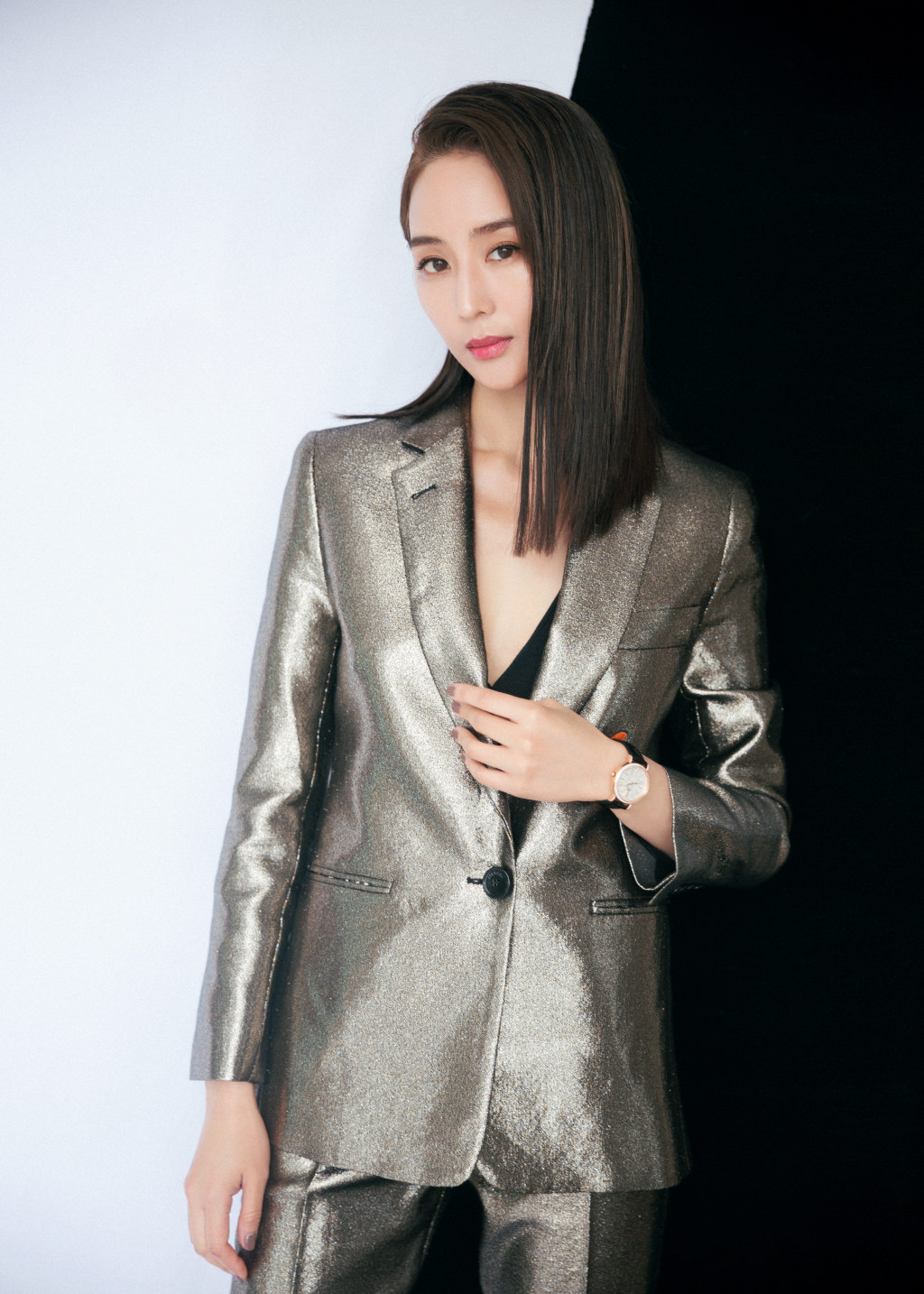 原创张钧甯穿一身经典潮装现综艺眼神电死人笑容迷死人