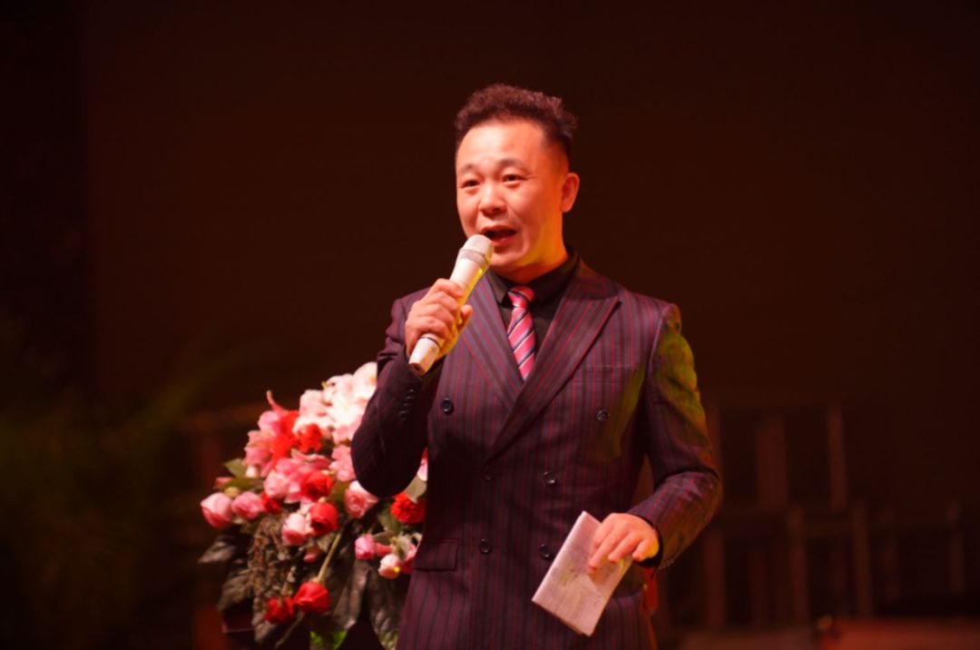 万豪老师现场亲授如何蜕变做完美女人主持人现场书法表演—执笔舞墨送