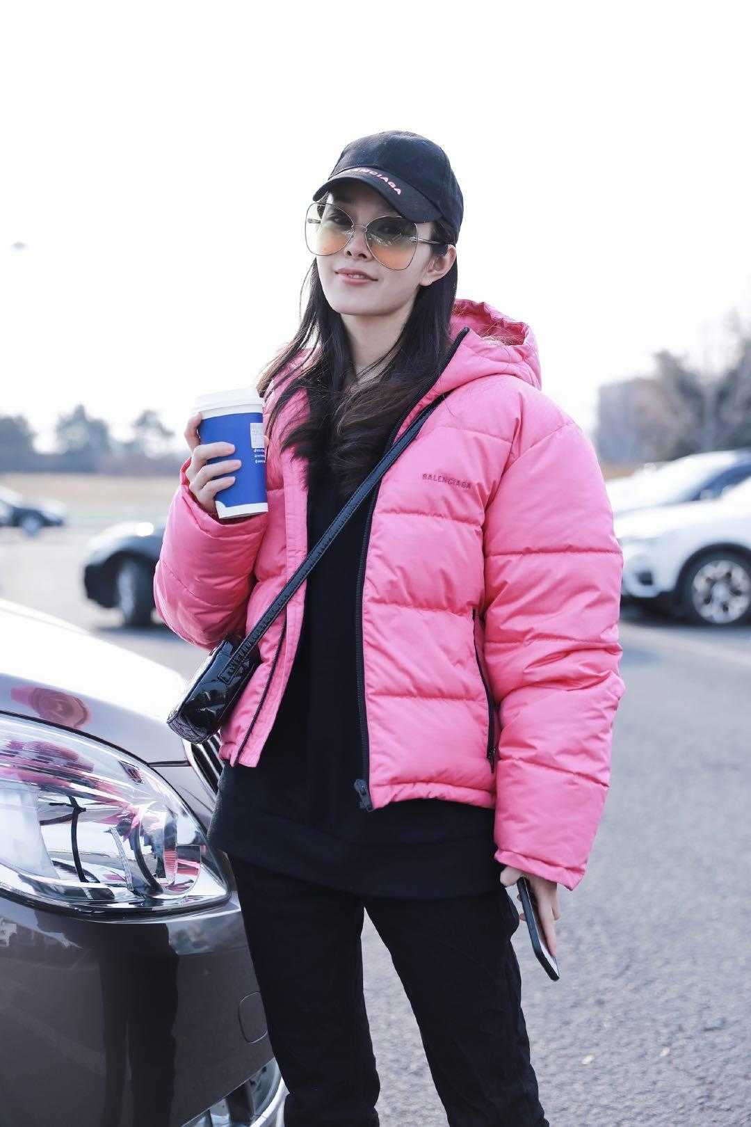 原创30岁宋轶的冬季穿搭,粉色羽绒服配黑色牛仔裤少女感十足,美腻了