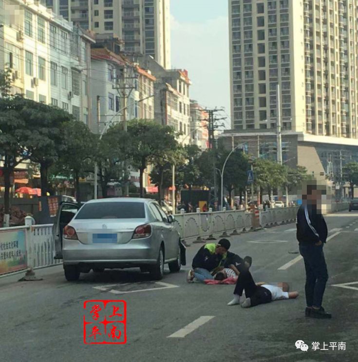 平南二环路,凶猛的小车撞飞两轮,导致2人倒地!
