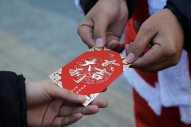 原创"她家俩孩子我家就一个,过年咋给红包?"宝妈犯愁不知如何是好