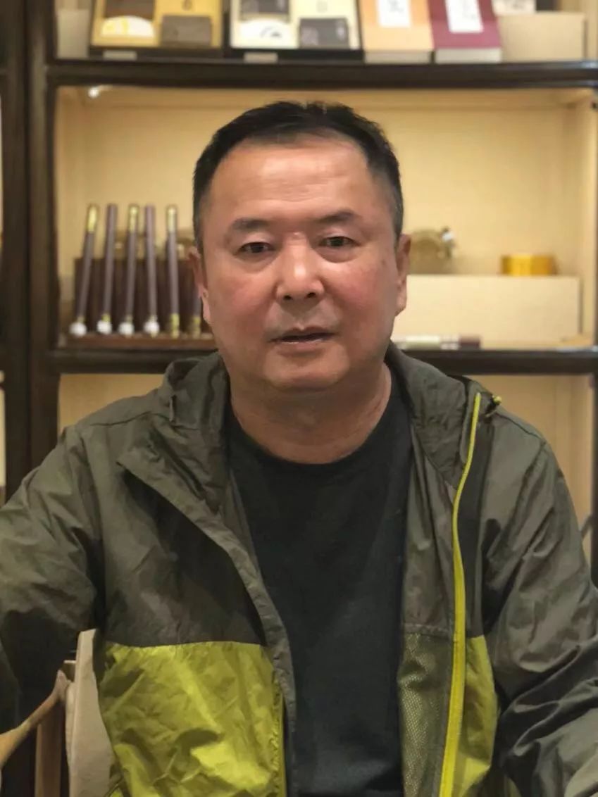 河南省民间艺术品商会顾问,河南卫视巜华豫之门》栏目专家团成员,资深