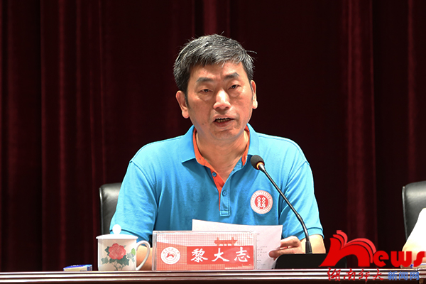 校长周俊武作2019年本科招生与就业工作汇报,会议由副校长黎大志主持