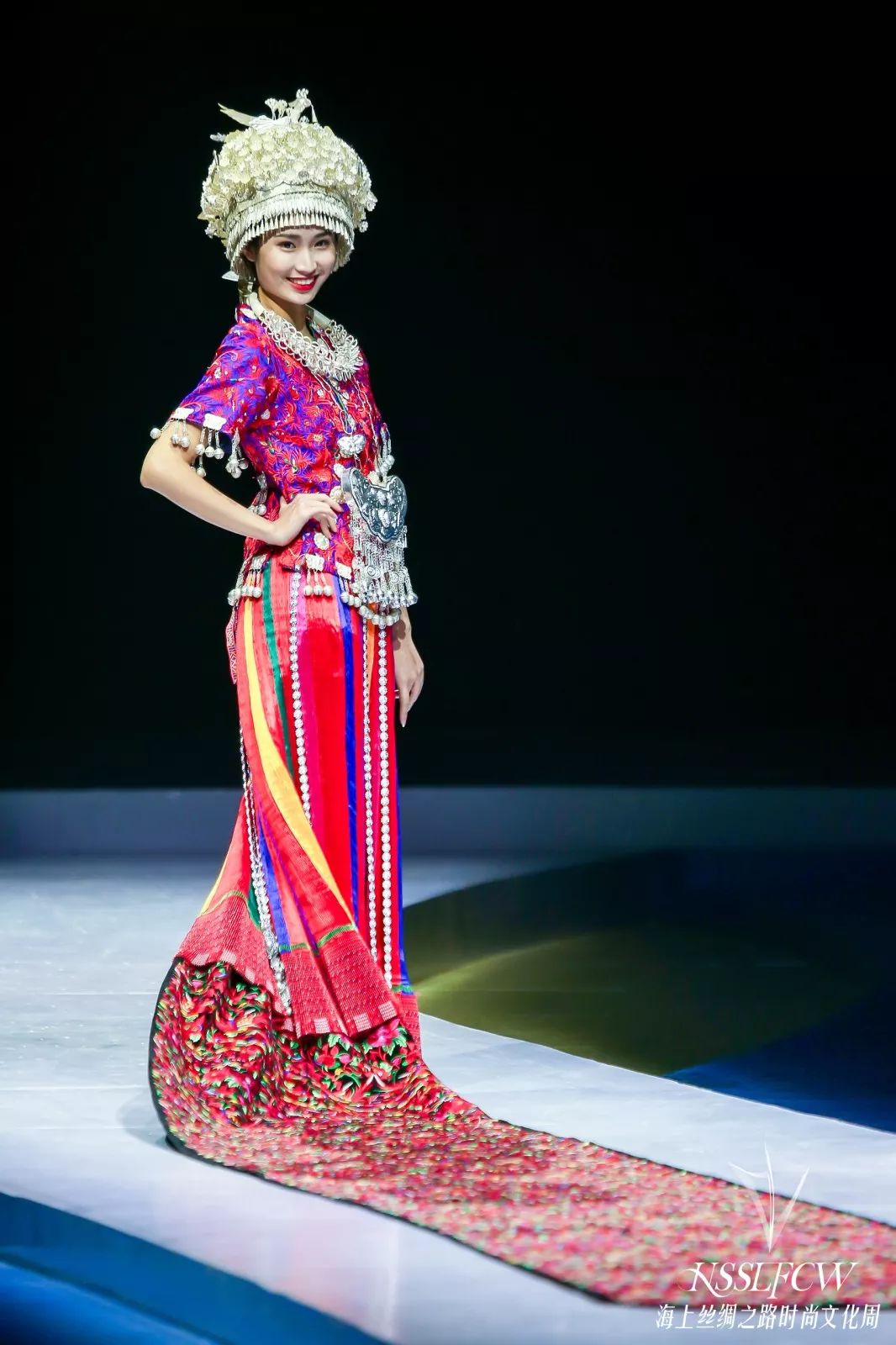 古阿新丨hmong古老走向时尚民族走向世界