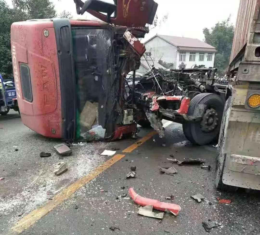 车头都断了,g348荣县段大货车与客车"偶遇",中巴车窗碎了一半.