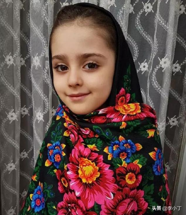 伊朗8岁女孩因长得太美,父亲辞职做贴身保镖