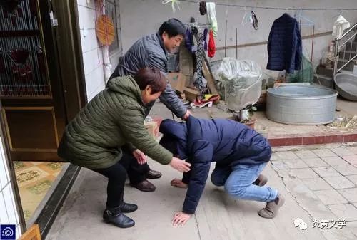 ⒁小三子脸红了,笑了一下,扔掉行李,大步流星地向爹娘奔过来.