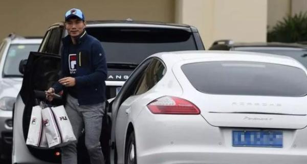 不敌叙利亚的国足球员们,"座驾"也被扒了出来,越大牌越低调_蒿俊闵