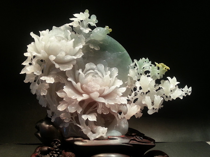 玉雕神工奖银奖;2012年:作品《柔情密意》,《加官炉》获中国玉器百花