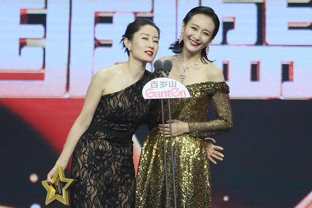 王鸥与刘敏涛同框颁奖 亲密合影优雅大方 回忆满满