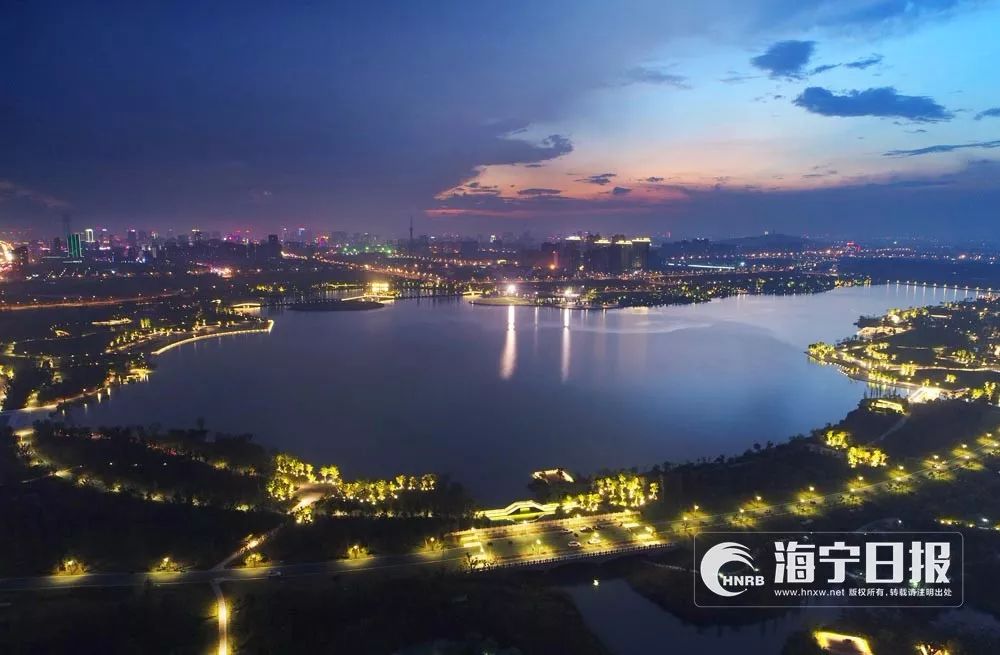 海宁鹃湖夜景是夜幕下的光彩琉璃是星河斑斓的点点滴滴△海宁人民