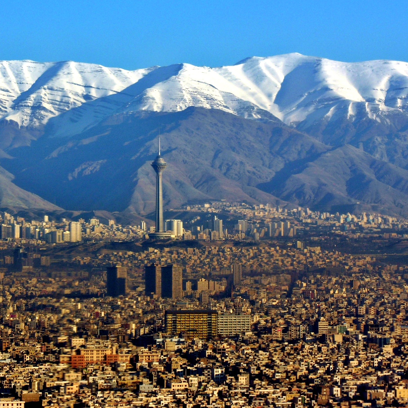 原创背靠大山,面朝沙漠,伊朗首都德黑兰战略位置如何?